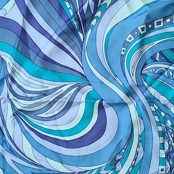 Ann Taylor Square scarf. - Picture 4 of 5